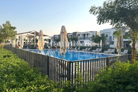 Зняти в оренду таунхаус в Dubai South (Dubai World Central), Дубай, ОАЕ 3 спальні, 176.93562156м2, № 583696 - фото 1