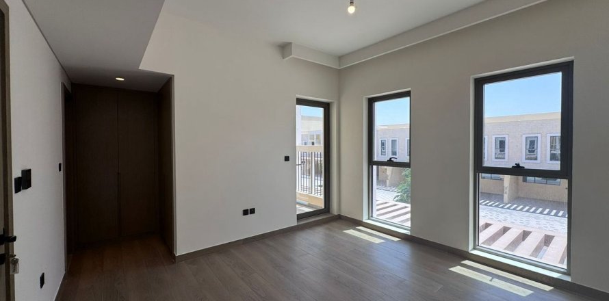 Rijtjeshuis in Dubai, VAE 4 slaapkamers, 144 vr.m. nr 714015
