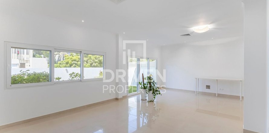 Umm Suqeim, Dubai, UAE의 빌라 침실 5개, 409제곱미터 번호 655285