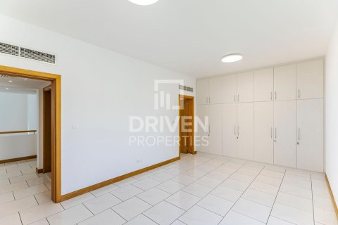 Vilă de închiriat în Umm Suqeim, Dubai, EAU 5 dormitoare, 409 mp.  №655285 - poză 1