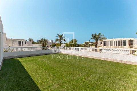 Vilă de închiriat în Umm Suqeim, Dubai, EAU 5 dormitoare, 409 mp.  №655285 - poză 12