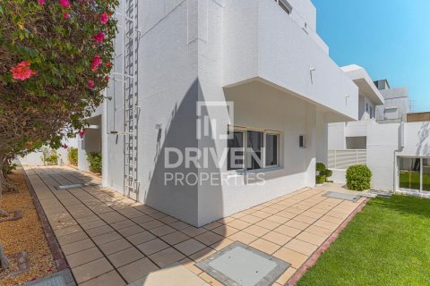Vilă de închiriat în Umm Suqeim, Dubai, EAU 5 dormitoare, 409 mp.  №655285 - poză 16