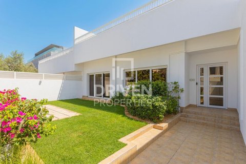 Vilă de închiriat în Umm Suqeim, Dubai, EAU 5 dormitoare, 409 mp.  №655285 - poză 15