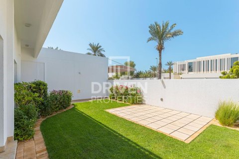 Vilă de închiriat în Umm Suqeim, Dubai, EAU 5 dormitoare, 409 mp.  №655285 - poză 14