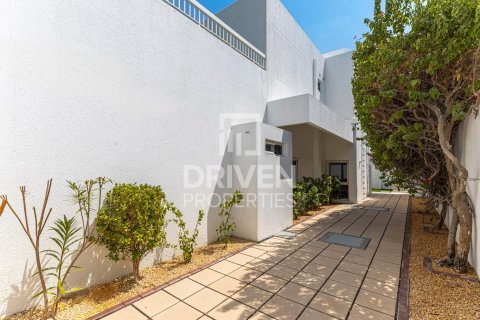 Vilă de închiriat în Umm Suqeim, Dubai, EAU 5 dormitoare, 409 mp.  №655285 - poză 17