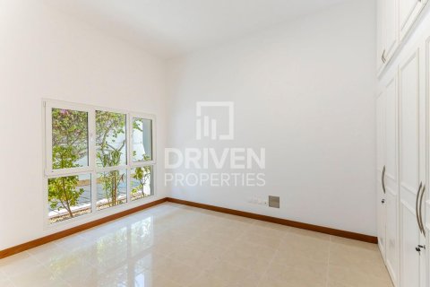 Vilă de închiriat în Umm Suqeim, Dubai, EAU 5 dormitoare, 409 mp.  №655285 - poză 2
