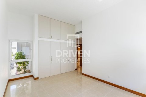 Vilă de închiriat în Umm Suqeim, Dubai, EAU 5 dormitoare, 409 mp.  №655285 - poză 5