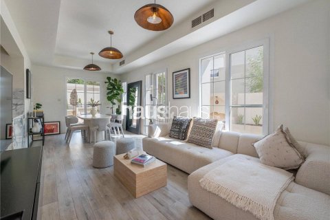 Townhouse in Arabian Ranches, Dubai, UAE 2 bedrooms, 181 sq.m. № 625340 - photo 9