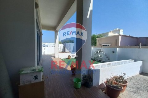 Villa in Khalifa City, Abu Dhabi, UAE 420 sq.m. № 570242 - photo 2
