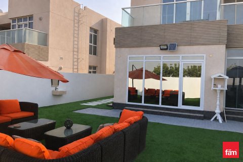 ویلا در Dubai ، امارات متحده عربی 4 خوابه ، 380.3 متر مربع. شماره 708304