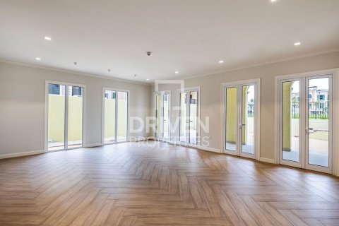 Vila v Jumeirah, Dubai, SAE 4 ložnice, 446 m² Č.: 603421 - fotografie 2