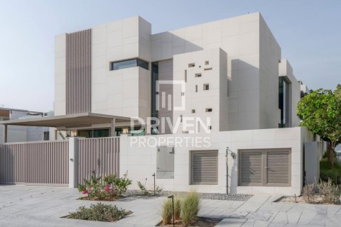 Vilë në Jumeirah, Dubai, Emiratet e Bashkuara Arabe 5 dhoma gjumi, 585.29 m2. № 757119 - Foto 2