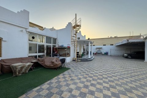 Vilë në Seih Al Harf, Ras Al Khaimah, Emiratet e Bashkuara Arabe 5 dhoma gjumi, 595 m2. № 735018 - Foto 4