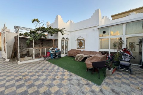 Vilë në Seih Al Harf, Ras Al Khaimah, Emiratet e Bashkuara Arabe 5 dhoma gjumi, 595 m2. № 735018 - Foto 5