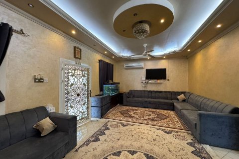 Vilë në Seih Al Harf, Ras Al Khaimah, Emiratet e Bashkuara Arabe 5 dhoma gjumi, 595 m2. № 735018 - Foto 2
