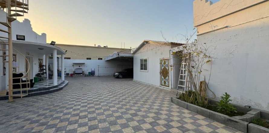 Vilë në Seih Al Harf, Ras Al Khaimah, Emiratet e Bashkuara Arabe 5 dhoma gjumi, 595 m2. № 735018