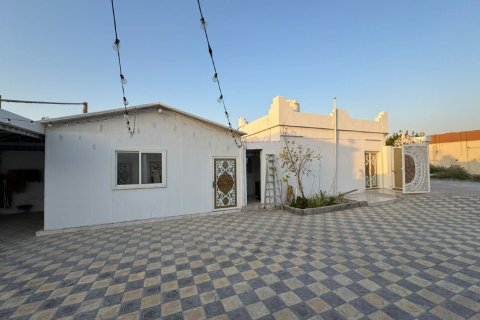 Vilë në Seih Al Harf, Ras Al Khaimah, Emiratet e Bashkuara Arabe 5 dhoma gjumi, 595 m2. № 735018 - Foto 9