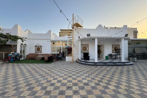 Vilë në Seih Al Harf, Ras Al Khaimah, Emiratet e Bashkuara Arabe 5 dhoma gjumi, 595 m2. № 735018 - Foto 3