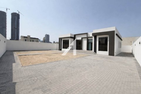 Vilë në Al Barsha, Dubai, Emiratet e Bashkuara Arabe 4 dhoma gjumi, 929 m2. № 695580 - Foto 2