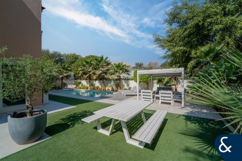 Villa till försäljning i Dubai Sports City, Dubai, UAE 5 sovrum, 446 kvm Nr. 670813 - fotografi 2