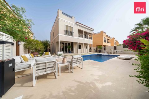Vilë në Dubai, Emiratet e Bashkuara Arabe 5 dhoma gjumi, 560.8 m2. № 713216