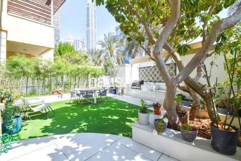 Villa in Dubai Marina, Dubai, UAE 3 bedrooms, 411 sq.m. № 625659 - photo 1