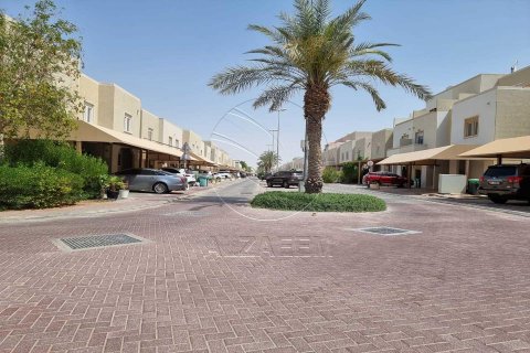 Villa sa Al Reef, Abu Dhabi, UAE 5 silid-tulugan, 273 sq.m. № 615926 - larawan 1