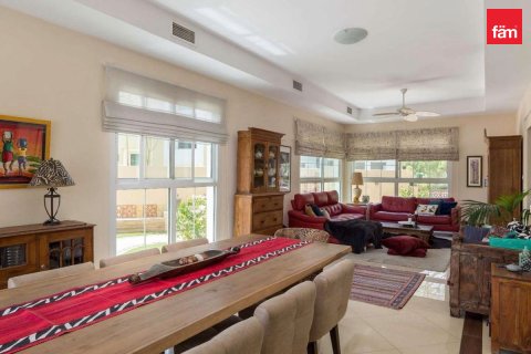 Vilă de închiriat în Dubai, EAU 3 dormitoare, 622.9 mp. №726681 - poză 10