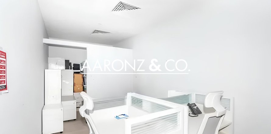 Офис в Джумейра Лейк Тауэрс, Дубай, ОАЭ 97м2 № 686668