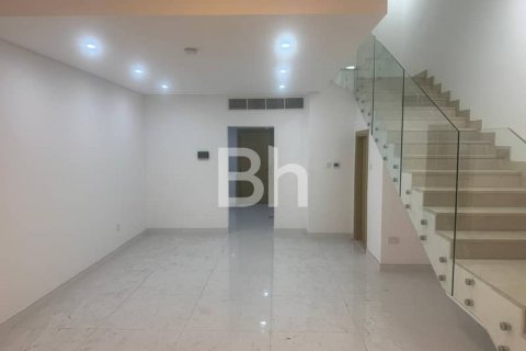 Купить таунхаус в Джумейра Вилладж Серкл, Дубай, ОАЭ 4 спальни, 376м2, № 614814 - фото 1