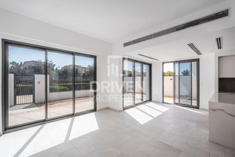 Villa in Dubai Land, Dubai, UAE 4 bedrooms, 231.24 sq.m. № 746388 - photo 2