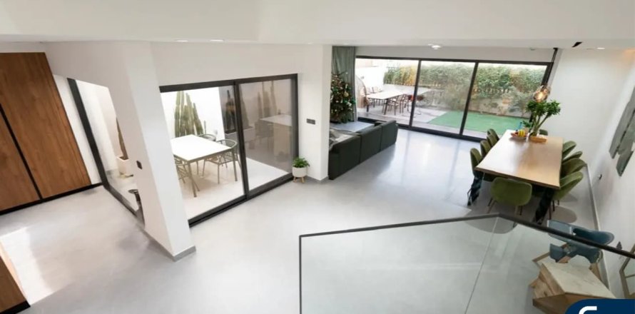 Vila v Al Furjan, Dubai, SAE 4 spálne, 222 m2 č. 688810