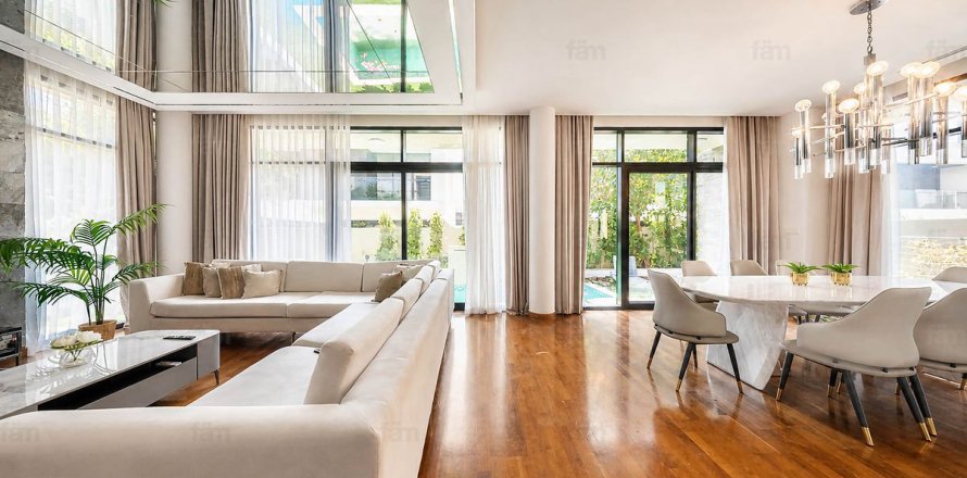 Villa in Dubai, UAE 5 bedrooms, 460 sq.m. № 710162