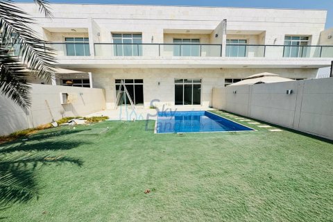 Vila di Umm Suqeim, Dubai, UAE 5 bilik tidur, 418.1 meter persegi № 645511 - foto 1
