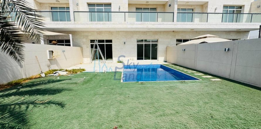 Vilë në Umm Suqeim, Dubai, Emiratet e Bashkuara Arabe 5 dhoma gjumi, 418.1 m2. № 645511