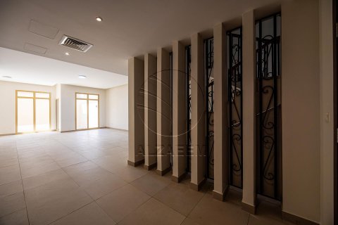 Villetta a schiera in affitto a Abu Dhabi, EAU 4 camere da letto, 342 mq. № 614928 - foto 11