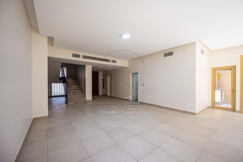 Villetta a schiera in affitto a Abu Dhabi, EAU 4 camere da letto, 342 mq. № 614928 - foto 4