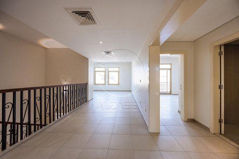 Villetta a schiera in affitto a Abu Dhabi, EAU 4 camere da letto, 342 mq. № 614928 - foto 21