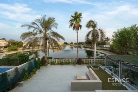 Vila u Meadows, Dubai, UAE 5 spavaćih soba, 353 m2 Br. 649594 - fotografija 1