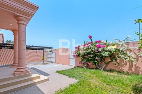 Снять в аренду виллу в Умм-Сукейм, Дубай, ОАЭ 3 спальни, 279м2, № 614566 - фото 1