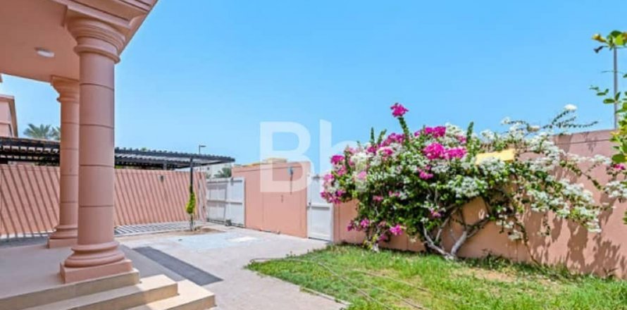 Вилла в Умм-Сукейм, Дубай, ОАЭ 3 спальни, 279м2 № 614566