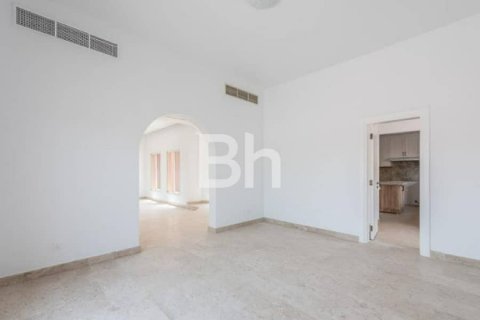 Снять в аренду виллу в Умм-Сукейм, Дубай, ОАЭ 3 спальни, 279м2, № 614566 - фото 8