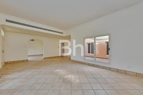 Снять в аренду виллу в Умм-Сукейм, Дубай, ОАЭ 3 спальни, 279м2, № 614566 - фото 15