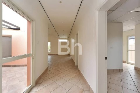 Снять в аренду виллу в Умм-Сукейм, Дубай, ОАЭ 3 спальни, 279м2, № 614566 - фото 22