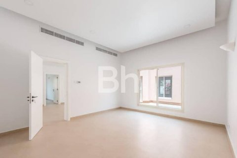 Снять в аренду виллу в Умм-Сукейм, Дубай, ОАЭ 3 спальни, 279м2, № 614566 - фото 6