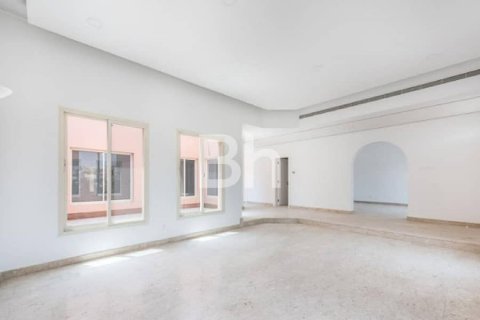 Снять в аренду виллу в Умм-Сукейм, Дубай, ОАЭ 3 спальни, 279м2, № 614566 - фото 4
