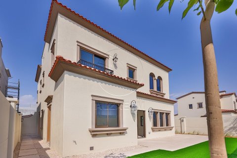 Khalifa City, Abu Dhabi, UAE의 판매용 타운하우스 침실 2개, 125제곱미터 번호 615586 - 사진 1