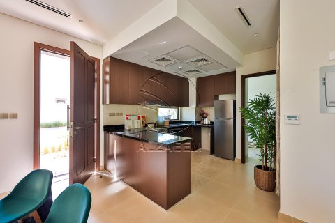 Khalifa City, Abu Dhabi, UAE의 판매용 타운하우스 침실 2개, 125제곱미터 번호 615586 - 사진 7