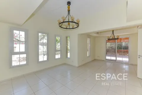 Müüa villa asukohaga The Springs, Dubai, AÜE: 3 magamistoaga, 245 m² Nr 737810 - pilt 2